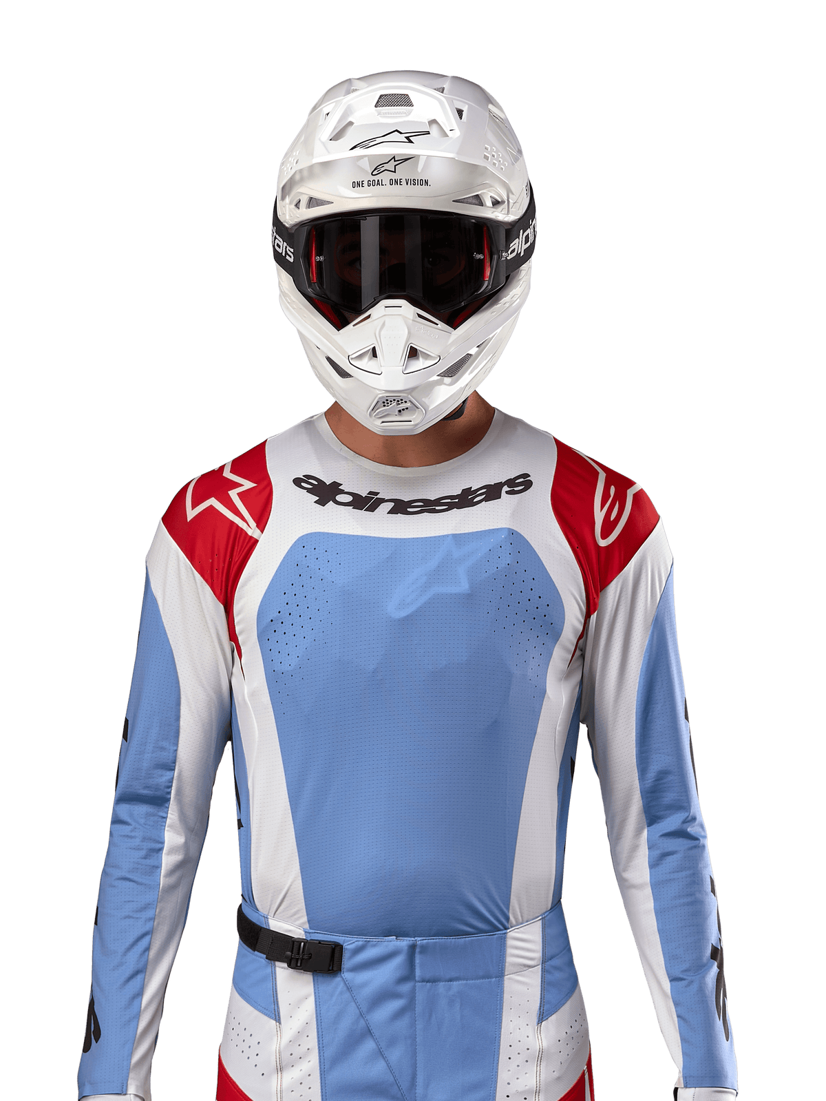 Camisola Alpinestars Techstar Ocuri 2024, camisola de motocross, azul claro, vermelho Mars e branco, vista frontal com ventilação cortada a laser e ajuste atlético, usada com capacete branco e óculos para um visual profissional de corrida todo-o-terreno