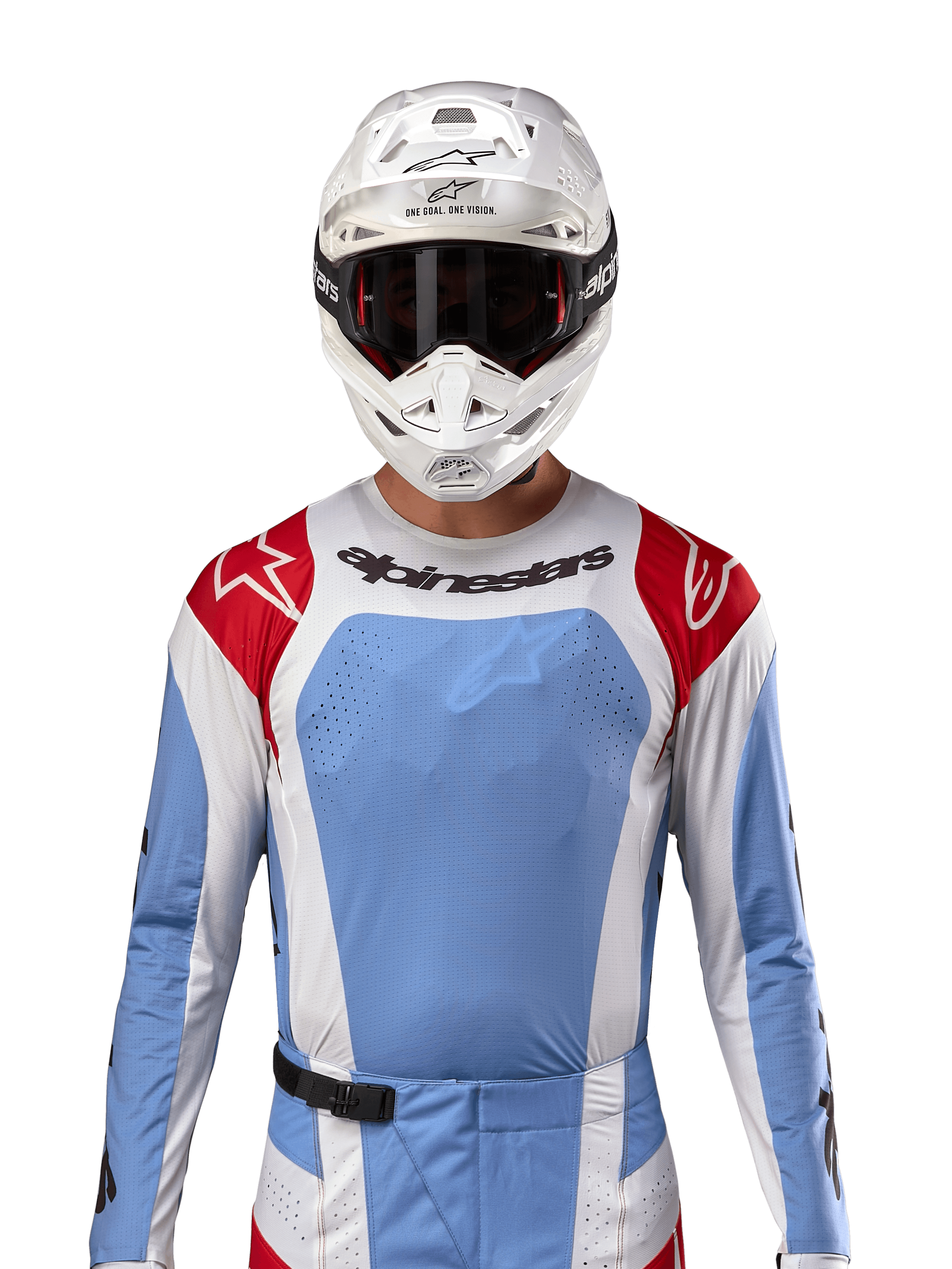 Camisola Alpinestars Techstar Ocuri 2024, camisola de motocross, azul claro, vermelho Mars e branco, vista frontal com ventilação cortada a laser e ajuste atlético, usada com capacete branco e óculos para um visual profissional de corrida todo-o-terreno