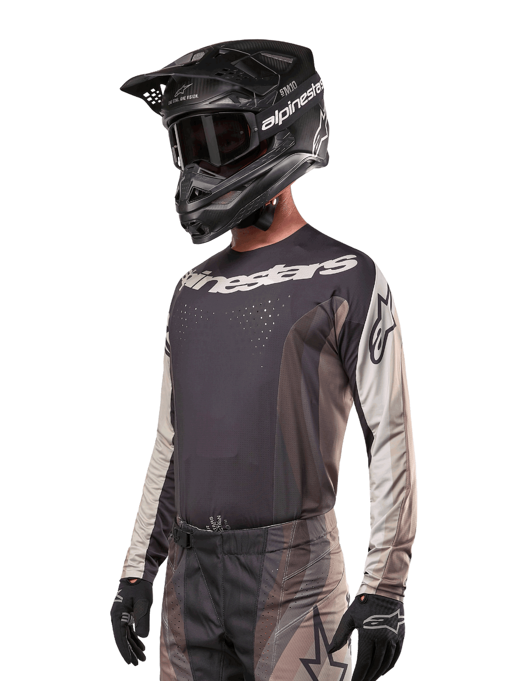 Alpinestars 2024 Techstar Pneuma Jersey, camisola de motocross, em areia escura e cinzento, top de performance de manga comprida com perfurações cortadas a laser e logótipo branco, usada com calças a condizer e capacete preto, corte atlético para condução todo-o-terreno
