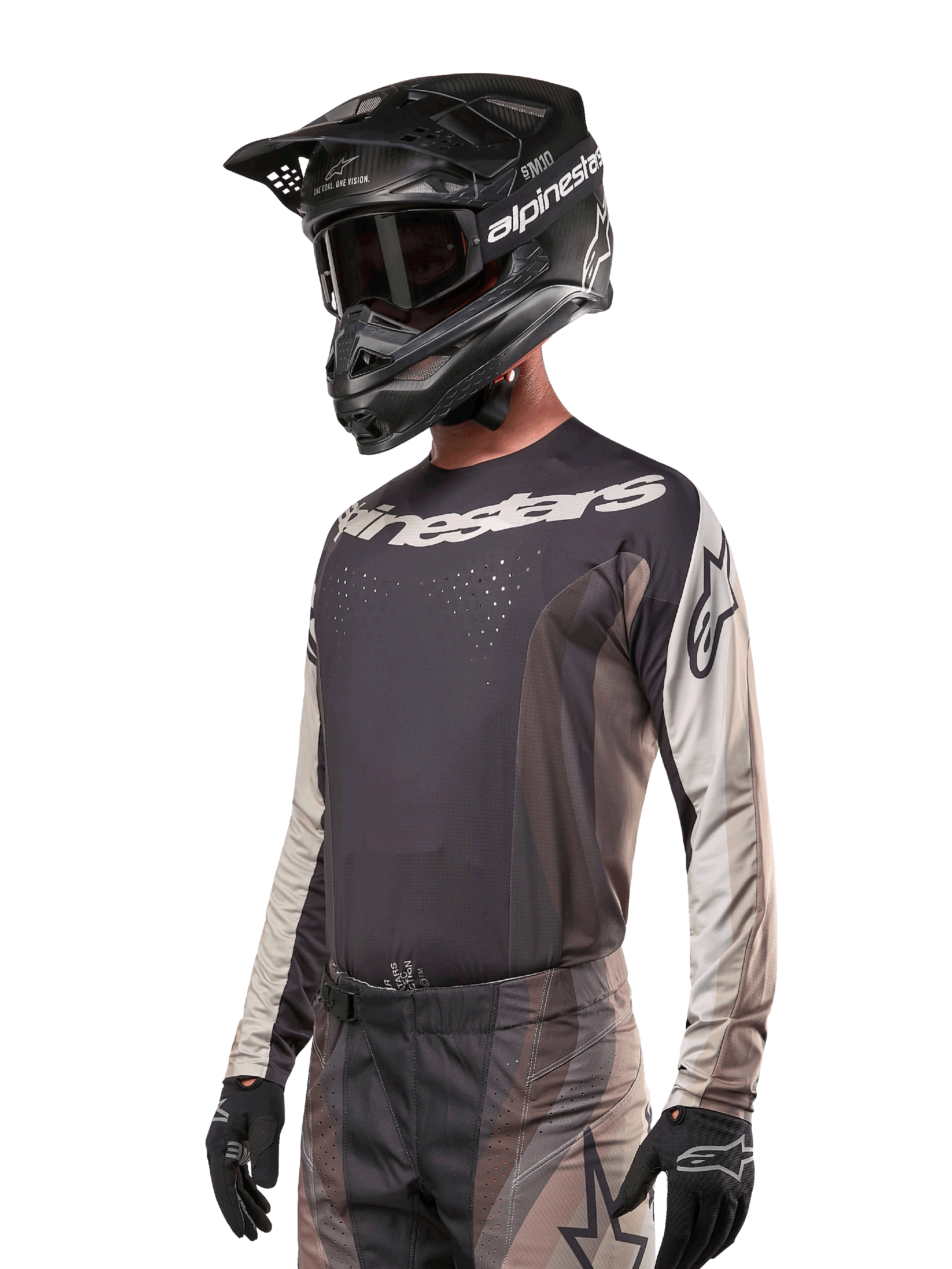 Alpinestars 2024 Techstar Pneuma Jersey, camisola de motocross, em areia escura e cinzento, top de performance de manga comprida com perfurações cortadas a laser e logótipo branco, usada com calças a condizer e capacete preto, corte atlético para condução todo-o-terreno