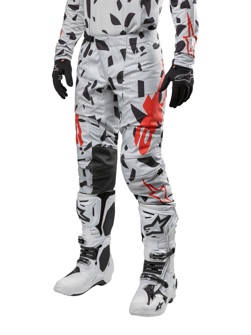Alpinestars 2024 Techstar Rantera Pants, calças de motocross, camuflado cinza com padrão abstrato preto e vermelho, usadas com camisola a condizer, luvas pretas e botas de motocross brancas, concebidas para corridas de alta performance em todo-o-terreno
