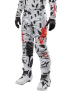 Alpinestars 2024 Techstar Rantera Pants, calças de motocross, camuflado cinza com padrão abstrato preto e vermelho, usadas com camisola a condizer, luvas pretas e botas de motocross brancas, concebidas para corridas de alta performance em todo-o-terreno