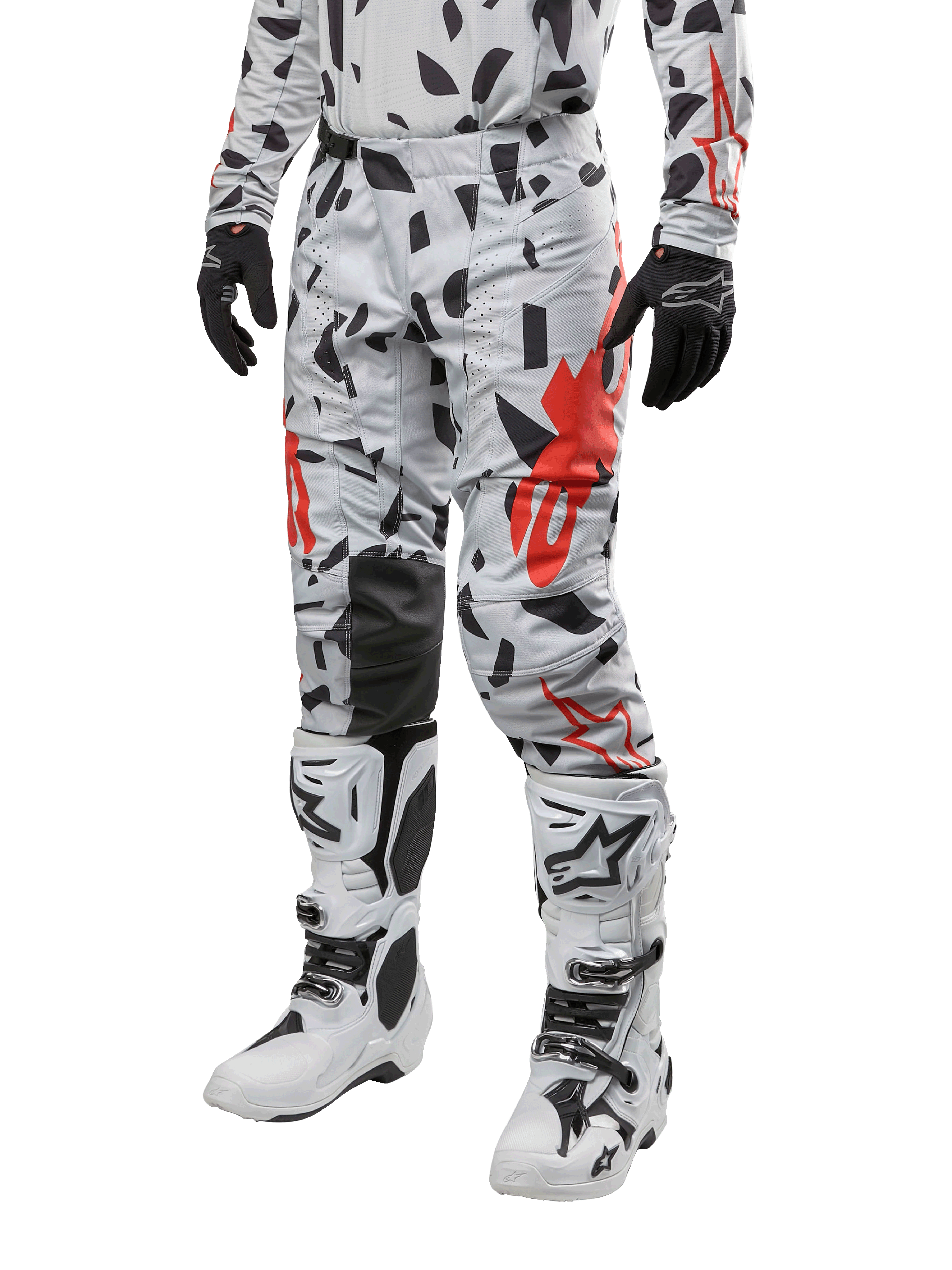 Alpinestars 2024 Techstar Rantera Pants, calças de motocross, camuflado cinza com padrão abstrato preto e vermelho, usadas com camisola a condizer, luvas pretas e botas de motocross brancas, concebidas para corridas de alta performance em todo-o-terreno