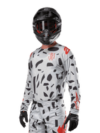 Camisola Alpinestars Techstar Rantera 2024, camisola de motocross, cinzento Haze Gray Camo com padrões abstratos pretos e detalhes vermelhos, design de manga comprida usado com capacete e luvas pretas a condizer, equipamento técnico de corrida todo-o-terreno