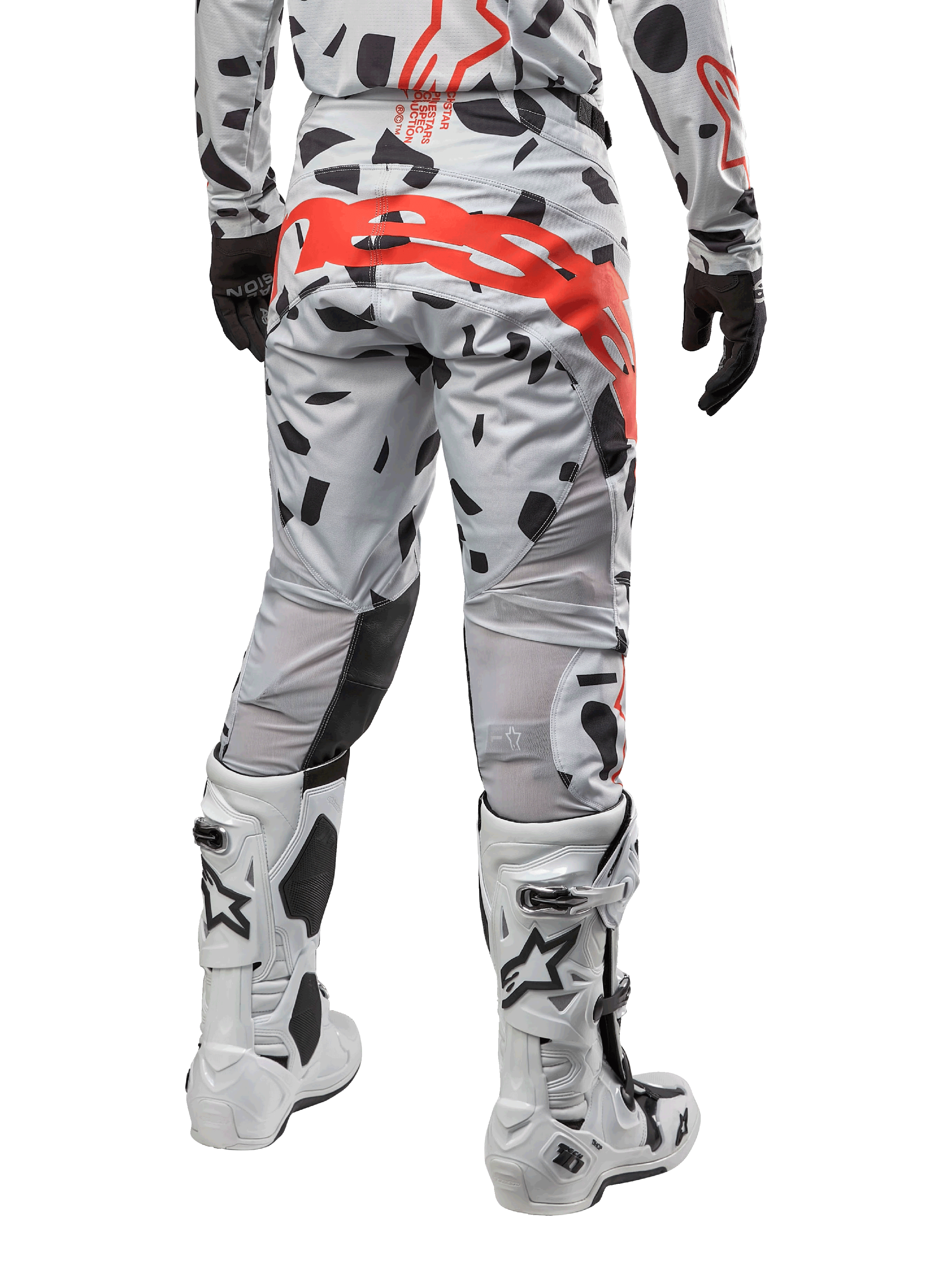 Alpinestars 2024 Techstar Rantera Pants, calças de motocross, camuflado cinzento Haze com padrões pretos e um logótipo Alpinestars grande em vermelho no assento, vista traseira com botas brancas e equipamento de corrida a condizer