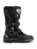 Botas Alpinestars Corozal V2 Adventure Drystar®, pretas, bota de motociclismo de aventura robusta com logótipos brancos da Alpinestars na canela e no calcanhar, duas fivelas de polímero ajustáveis e construção multimaterial durável para condução em todo-o-terreno