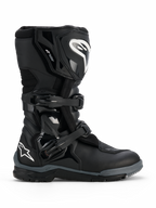 Botas Alpinestars Corozal V2 Adventure Drystar®, pretas, bota de motociclismo de aventura robusta com logótipos brancos da Alpinestars na canela e no calcanhar, duas fivelas de polímero ajustáveis e construção multimaterial durável para condução em todo-o-terreno