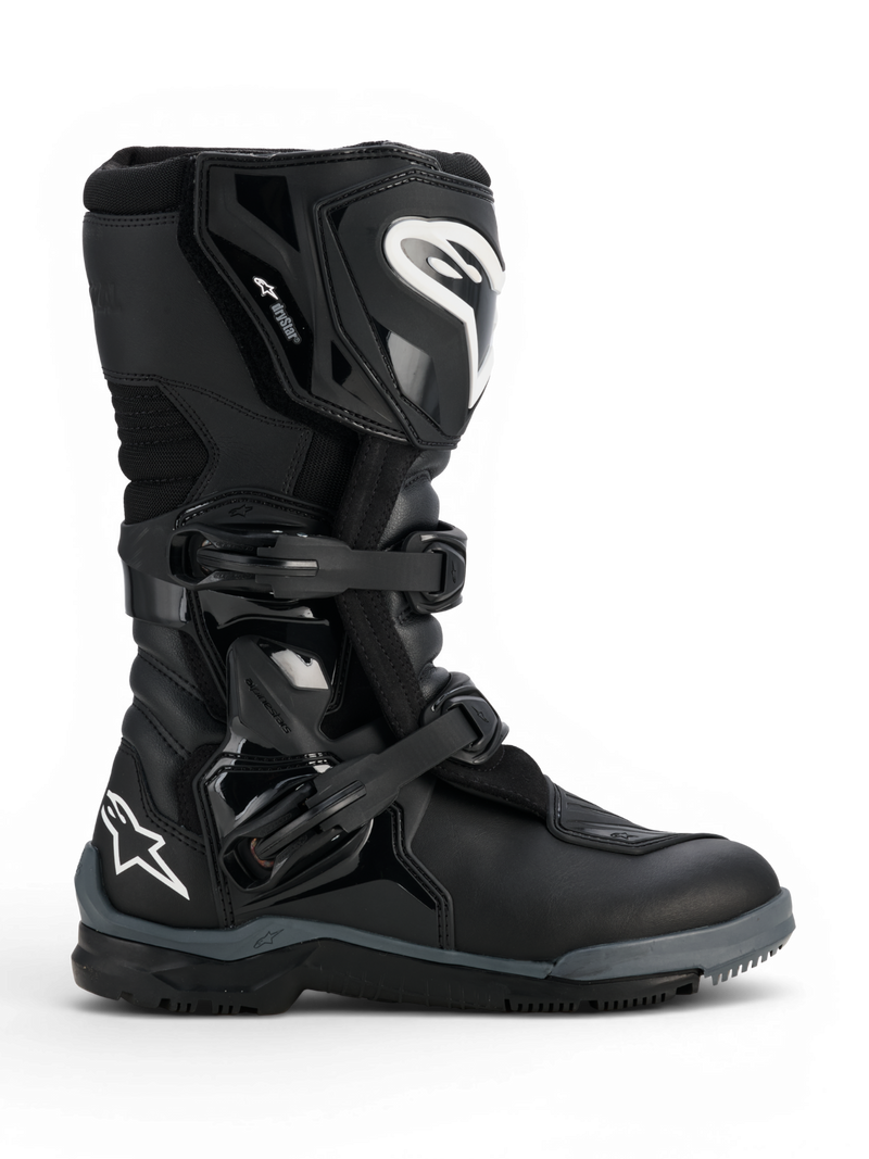 Alpinestars Botas Corozal V2 Adventure Drystar®, botas de moto de aventura pretas, com placas de proteção na canela e tornozelo, fivelas ajustáveis, protetor de mudanças texturizado e sola todo-o-terreno.