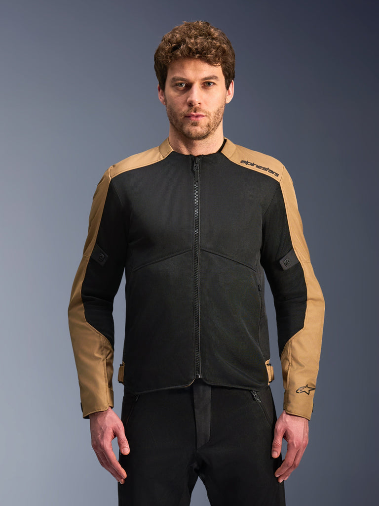 Casaco Alpinestars C-1 Air, casaco de motociclismo em areia e preto, com grandes painéis de ventilação em malha técnica e polifabric de cor areia nos ombros e mangas exteriores, marca Alpinestars no ombro esquerdo, estilo touring urbano para condução em tempo quente