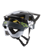 Alpinestars Vector Tech Pilot Helmet CE, capacete de ciclismo MTB, preto, branco e cinzento frio brilhante, vista traseira de três quartos com logótipos de estrela e ASTARS em verde lima, 19 aberturas de ventilação, design aerodinâmico com viseira ajustável e alça de queixo