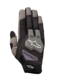 Luvas Engine Alpinestars, luvas de mecânico, pretas e cinzentas, construção em malha respirável, protetor de articulações em TPR cinzento com logótipo de estrela branco, tira de ajuste no pulso com marca, design durável multimaterial para trabalho de oficina e pit lane