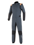 Alpinestars Hypertech Suit, fato de automobilismo, cinzento asfalto e preto com detalhes em laranja fluo, com painéis elásticos pretos, dragonas laranja nos ombros com marca e logótipo de estrela branca na perna, construção profissional de duas camadas resistente ao fogo para performance em desportos motorizados