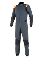 Alpinestars Hypertech Suit, fato de automobilismo, cinzento asfalto e preto com detalhes em laranja fluo, com painéis elásticos pretos, dragonas laranja nos ombros com marca e logótipo de estrela branca na perna, construção profissional de duas camadas resistente ao fogo para performance em desportos motorizados