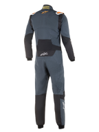 Fato Alpinestars Hypertech, fato de automobilismo profissional, cinzento asfalto e laranja fluo, vista traseira, com painéis elásticos pretos na zona lombar e cotovelos, logótipos Alpinestars laranja nos ombros e marca Hypertech branca, design aerodinâmico certificado pela FIA