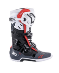 Botas Alpinestars Tech 10 Supervented, botas de motocross, pretas, brancas, cinzento médio e vermelhas, vista de perfil lateral com múltiplos fechos de fivela, painéis ventilados e logótipos Alpinestars vermelhos, design técnico de calçado todo-o-terreno