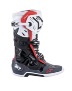 Botas Alpinestars Tech 10 Supervented, botas de motocross, pretas, brancas, cinzento médio e vermelhas, vista de perfil lateral com múltiplos fechos de fivela, painéis ventilados e logótipos Alpinestars vermelhos, design técnico de calçado todo-o-terreno