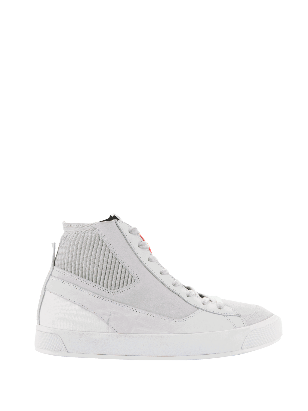 Alpinestars Stated Shoes, sapatos de motociclismo urbanos, Branco e Cinza Cool, sapatilhas de cano alto com colarinho do tornozelo em malha canelada, parte superior em nubuck e lona, sola de borracha vulcanizada branca, design retro minimalista com detalhe de logótipo vermelho na língua