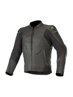 Alpinestars Caliber Leather Jacket, preto, equipamento de motociclismo de estrada, com construção em couro premium, painéis perfurados, deslizadores de ombro externos DFS, fecho frontal e nos punhos, e logótipo subtil em relevo no peito