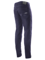 Alpinestars Copper V2 Denim Pants Short Length, Rinse Blue, vista traseira em três quartos mostrando os bolsos traseiros e o emblema em pele na cintura, calças de ganga para motociclismo urbano com um visual clássico de ganga