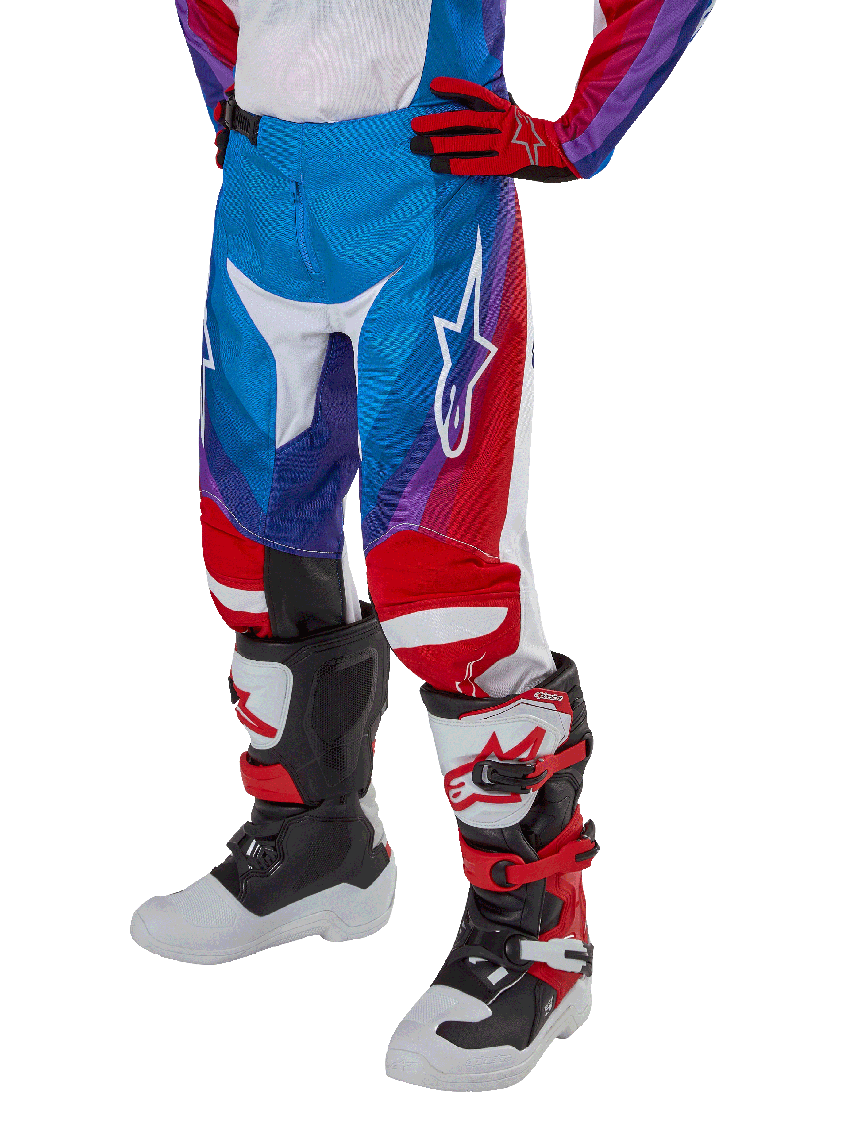 Alpinestars Youth 2024 Racer Pneuma Pants, calças de motocross para jovens, azuis, vermelhas e brancas, usadas com luvas e botas a condizer, com o logótipo de uma estrela branca na coxa, design desportivo para todo-o-terreno