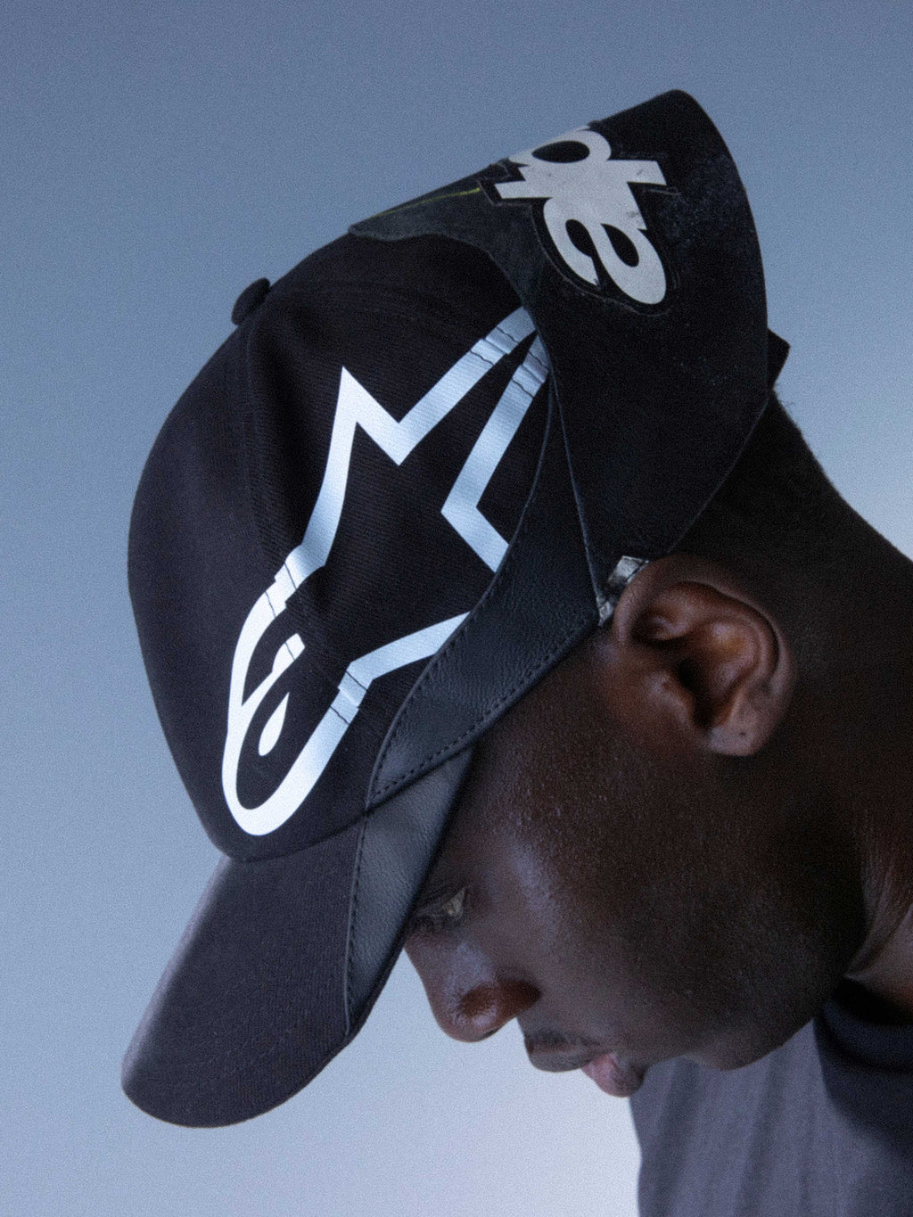 Alpinestars RSRV Resurgence Hat, boné preto com logótipo branco proeminente, design urbano premium, estilo streetwear
