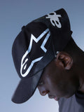 Alpinestars RSRV Resurgence Hat, boné preto com logótipo branco proeminente, design urbano premium, estilo streetwear
