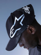 Alpinestars RSRV Resurgence Hat, boné preto com logótipo branco proeminente, design urbano premium, estilo streetwear