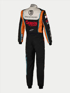 Fato Personalizado Alpinestars Tech Vision V3, vista traseira de um fato de automobilismo personalizado, preto e laranja com a parte superior das costas branca, com logótipos de patrocinadores personalizados 'Dörr Motorsport' e 'Grapos', detalhes em azul claro, equipamento de corrida profissional com certificação FIA/SFI