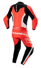 Macacão de Couro Alpinestars GP Force Lurv 1 Peça, Vermelho Fluo, Branco e Preto, vista traseira com bossa aerodinâmica, painéis de couro perfurado branco, logótipo Alpinestars em branco na zona inferior das costas, macacão profissional de motociclismo com painéis de acordeão