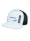 Alpinestars Alter Trucker Hat, branco e preto, copa branca estruturada e pala plana, painéis traseiros em malha preta, marca 'astars' vertical e impressão de logótipo refletora, acessório de cabeça casual inspirado no desporto motorizado
