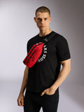 Pochete Alpinestars Only Linear, vermelha e preta, usada a tiracolo com correia ajustável e logótipo em destaque.