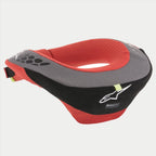 Alpinestars Youth Sequence Neck Roll, protetor de pescoço para jovens, preto e vermelho com detalhes cinzentos, com logótipo Alpinestars branco, forro interno em malha, equipamento de segurança ergonómico para motocross e karting