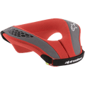 Youth Sequence Neck Roll da Alpinestars, protetor de pescoço para motocross, vermelho e cinzento, com acolchoamento em malha vermelha e pormenores cinzentos, tira preta, logótipo branco, proteção ergonómica para jovens pilotos